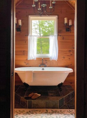 Badewanne, Haartrockner, Handtücher, Toilettenpapier