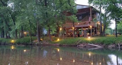 Little Bears Cozy Creekside Cabin at Up The Creek