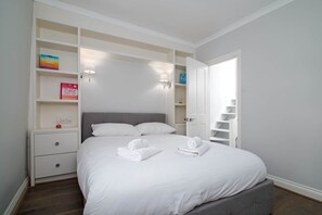 2 bedrooms, desk, iron/ironing board, internet - GuestReady - Modern Apt in Chelsea with a Terrace (London)