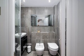 Shower, towels - GuestReady - Modern Home in Battersea for 4 People (London)