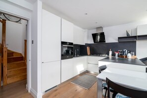 Een koelkast, een oven, een koffiezetapparaat/waterkoker