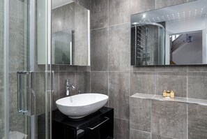 Een douche, handdoeken