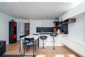 Kühlschrank, Ofen, Wasserkocher mit Kaffee-/Teezubehör, Toaster