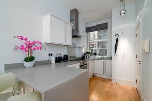 Kühlschrank, Ofen, Geschirrspüler, Wasserkocher mit Kaffee-/Teezubehör