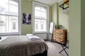 2 slaapkamers, een bureau, een strijkplank/strijkijzer, internet