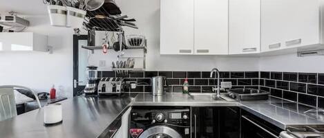 Køleskab, mikrobølgeovn, ovn, kaffe-/temaskine