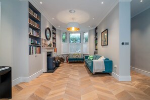 TV, books - GuestReady - Family Stay in the heart of Fulham (London)