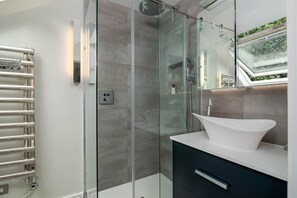 Bathtub, hair dryer, towels - GuestReady - Family Stay in the heart of Fulham (London)