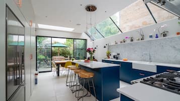 Fridge, oven, dishwasher, coffee/tea maker