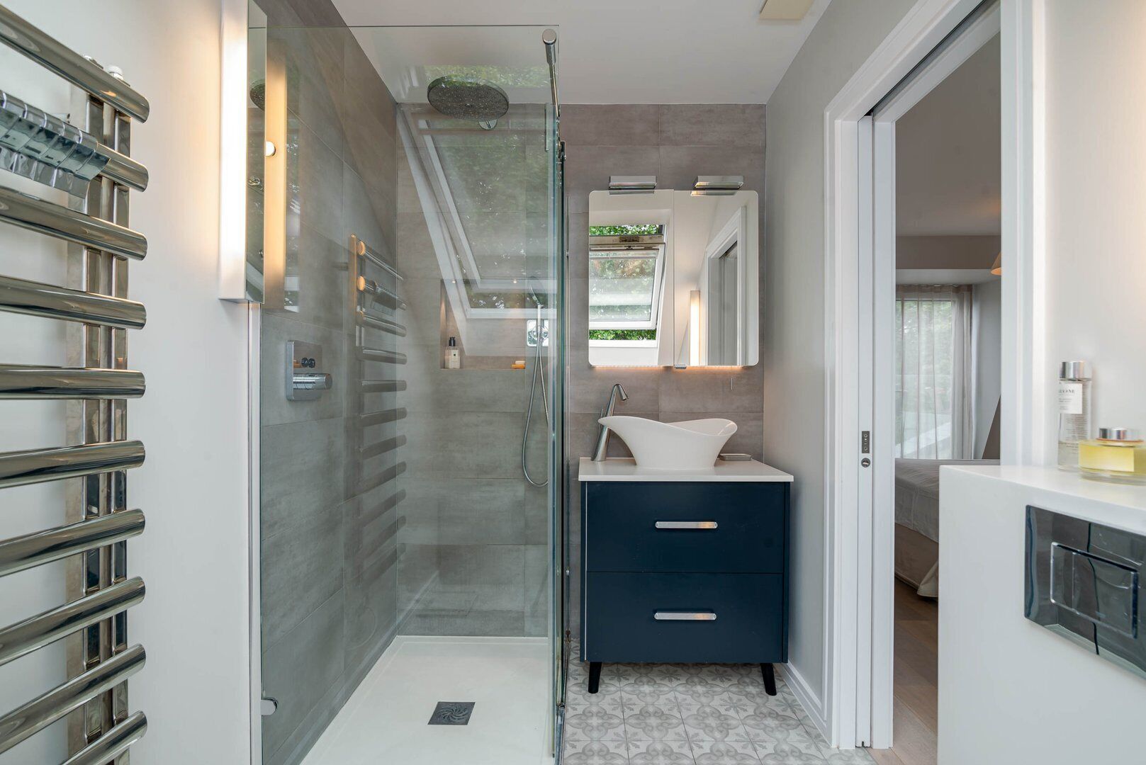 Bathtub, hair dryer, towels