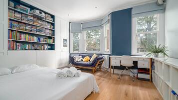5 bedrooms, desk, iron/ironing board, Internet