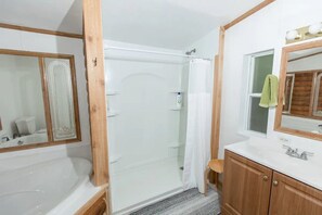 Shower, hair dryer, towels, soap - Dogs Welcome! Lake House. Close to Dells! (Mauston)