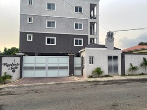 Exterior - Beautiful 2 Bedroom Unit (Kingston)