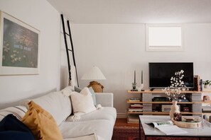 Fernseher, Kamin, Bücher, Stereoanlage