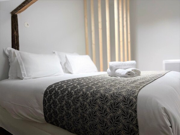 1 habitación, tabla de planchar con plancha, wifi gratis y ropa de cama 