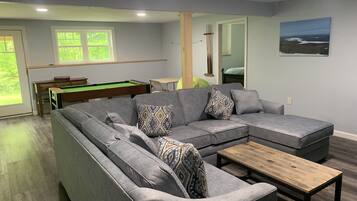 Una Smart TV, una chimenea, una mesa de tenis de mesa