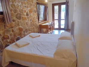 3 habitaciones, tabla de planchar con plancha, internet y ropa de cama 