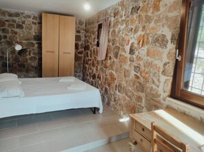 3 bedrooms, iron/ironing board, Internet, bed sheets