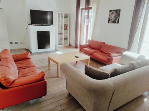 Télévision, cheminée