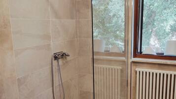 Doccia, asciugacapelli, bidet, asciugamani
