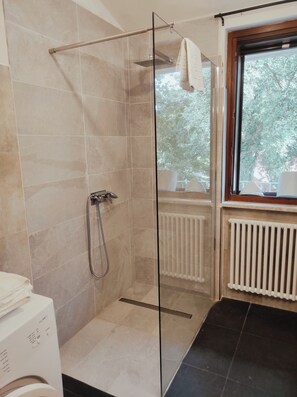 Doccia, asciugacapelli, bidet, asciugamani