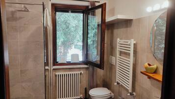 Doccia, asciugacapelli, bidet, asciugamani