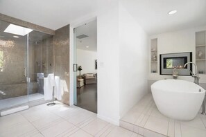 Suihkun ja ammeen yhdistelmä, hiustenkuivaaja, bidee, pyyhkeet