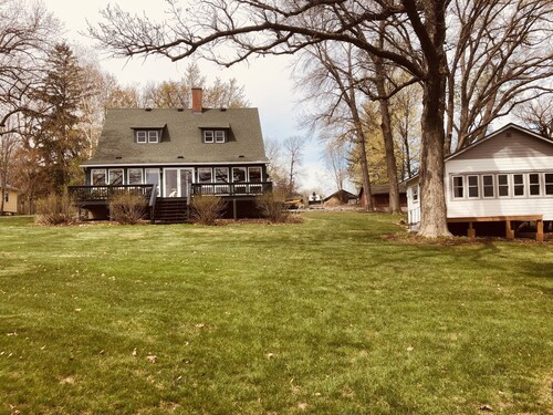 Lakefront Cottage 2 min to downtown
