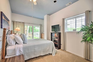 4 bedrooms, desk, internet, bed sheets