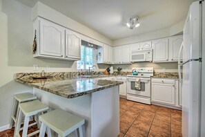 Fridge, microwave, stovetop, dishwasher