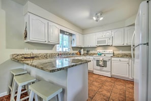 Fridge, microwave, stovetop, dishwasher