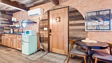 Jääkaappi, mikroaaltouuni, liesi, kahvin-/teenkeitin