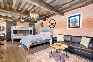 1 bedroom, WiFi, bed sheets - Rustic Hobbit Inspired Hocking Hills State Park 3 mi away Hot Tub Pet Friendly (Creola)