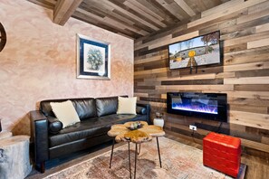 Smart TV, fireplace - Rustic Hobbit Inspired Hocking Hills State Park 3 mi away Hot Tub Pet Friendly (Creola)