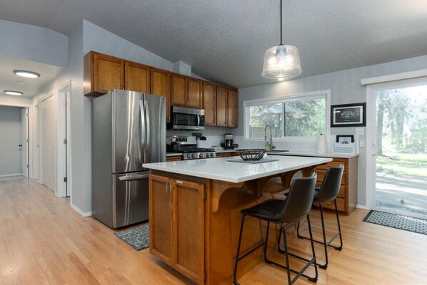 Kjøleskap, mikrobølgeovn, ovn og kokeplater