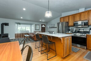 Kjøleskap, mikrobølgeovn, ovn og kokeplater