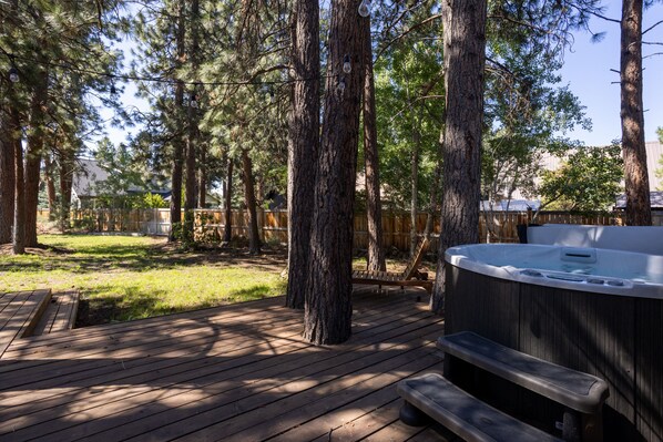 Outdoor spa tub - West Side on Road to Mountain & Biking │Hot Tub │Tucked in the Pines (Bend)