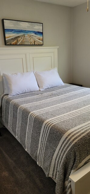 3 bedrooms, free WiFi, bed sheets - Quaint and cheerful three-bedroom Home 5 minutes from Cedar Point (Sandusky)