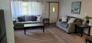 Smart TV, books - Quaint and cheerful three-bedroom Home 5 minutes from Cedar Point (Sandusky)