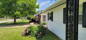 Property grounds - Quaint and cheerful three-bedroom Home 5 minutes from Cedar Point (Sandusky)