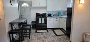 Fridge, microwave, oven, stovetop - Quaint and cheerful three-bedroom Home 5 minutes from Cedar Point (Sandusky)