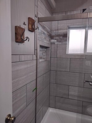 Combined shower/bathtub, hair dryer, towels, toilet paper