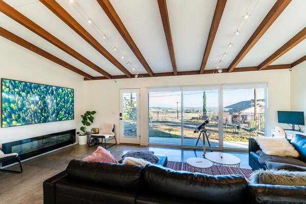 Smart TV, fireplace