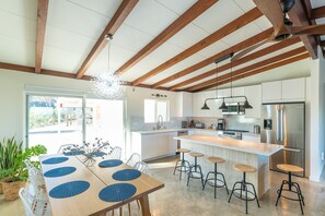 Dining - Amazing Mountain and Valley Views - 3 King Beds, Tesla Charger, Sauna (Los Angeles)