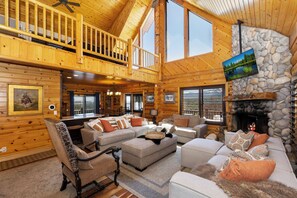 Smart TV, caminetto, lettore DVD, videoteca