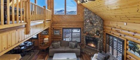 Smart TV, caminetto, lettore DVD, videoteca