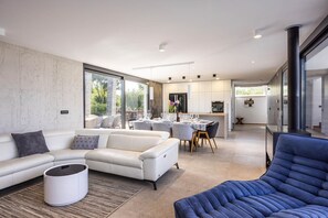 Smart TV, fireplace, table tennis - Villa Eternity (Linardici)