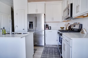 Frigorifero, microonde, forno, piano cottura