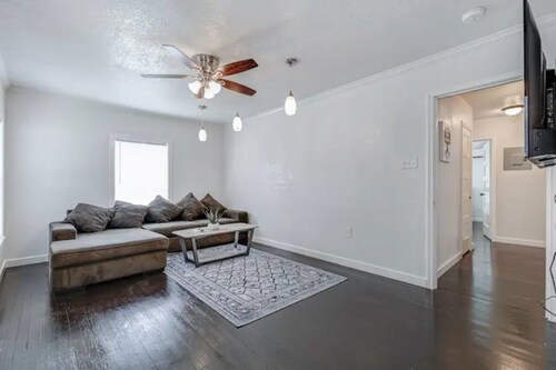 DOWNTOWN SAN ANTONIO 4 MIN FROM CONVENTION CENTRE!