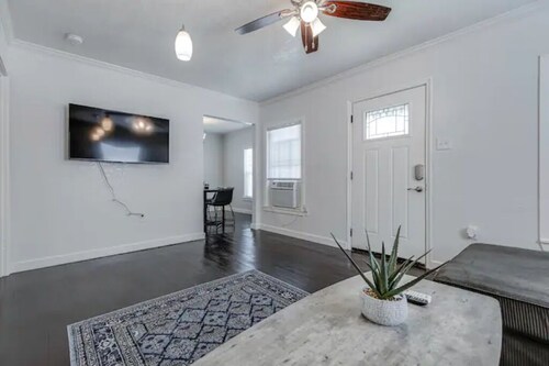 DOWNTOWN SAN ANTONIO 4 MIN FROM CONVENTION CENTRE!